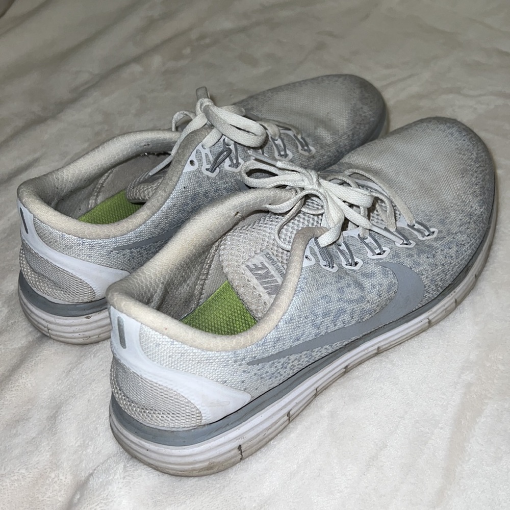 Nike Tennis Shoes Size 9 White/ Grey